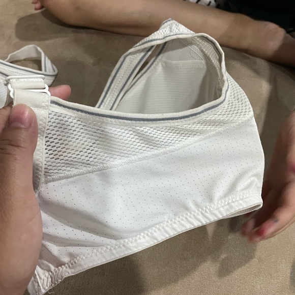 💙4️⃣0️⃣0️⃣💙Adidas sports bra. Pre loved 🥰 size 85C (38C) condition 10/10 - Picture 5 of 8